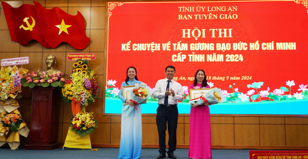 2; Hai thí sinh đoạt giải phụ của hội thi.